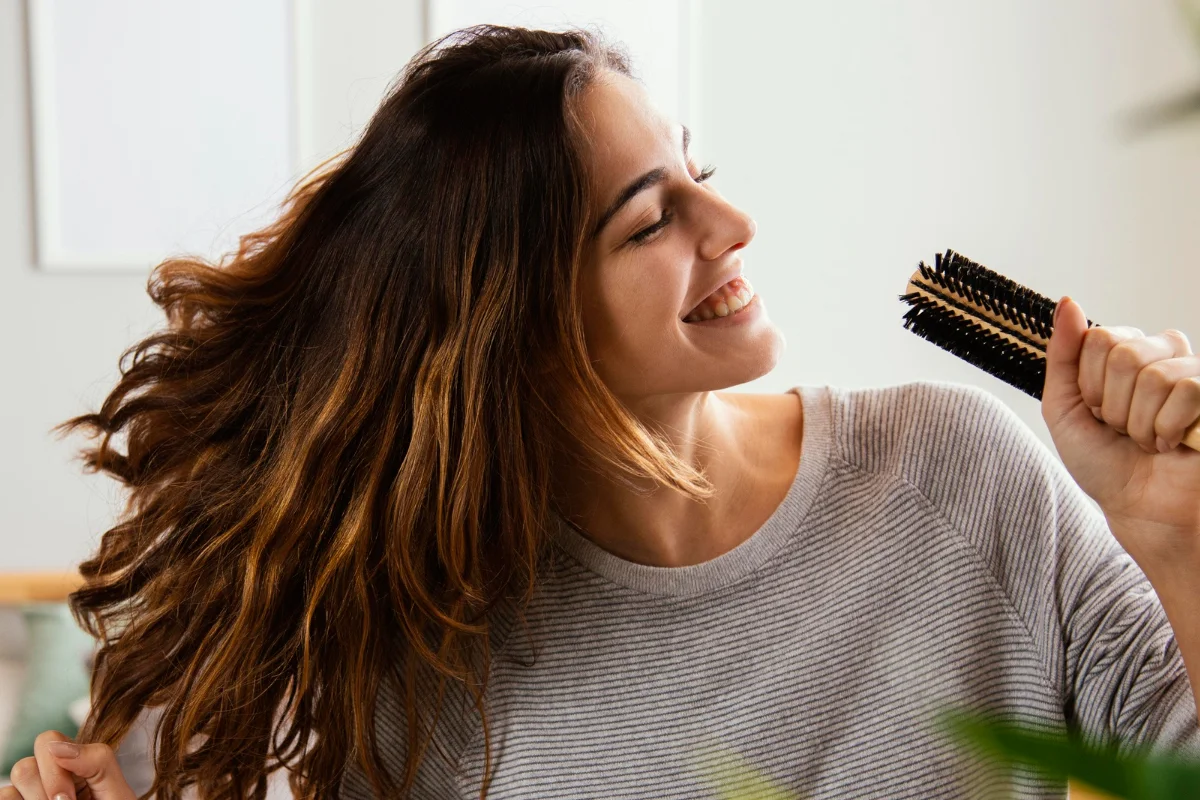 مزایای استفاده از بهترین نرم کننده مو برای موهای خشک و وز